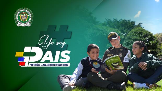 Mujer polic&iacute;a leyendo un libro con ni&ntilde;os en un parque y marca de la estrategia PAIS