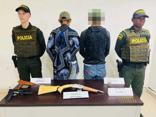 3 armas de fuego de fabricación artesanal, 2 tipo pistola, 1 tipo escopeta y 42 municiones