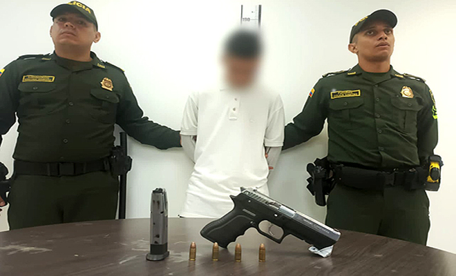 El joven de 17 años fue sorprendido en un restaurante con una pistola y cuatro cartuchos calibre 9 milímetros