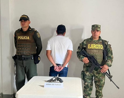 portaba en su cintura un arma de fuego tipo revólver 