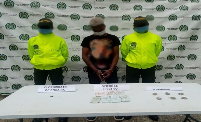 1 persona capturada-dinero incautado-policías custodiando