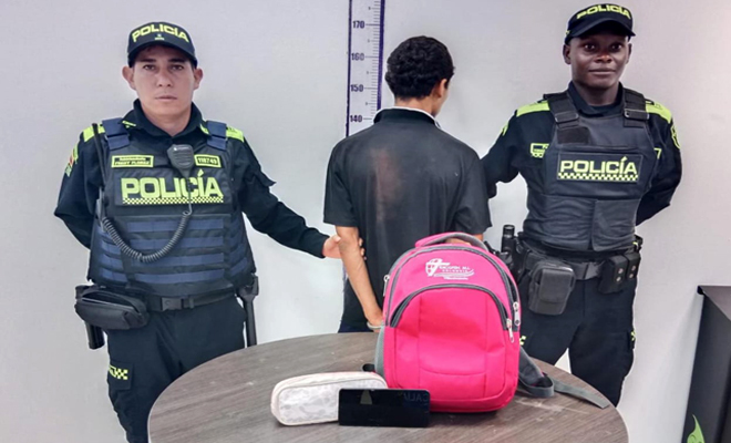 La rápida y oportuna reacción de la patrulla del cuadrante en el barrio San Carlos, hizo posible la recuperación de un celular, un bolso y varios elementos de uso escolar.