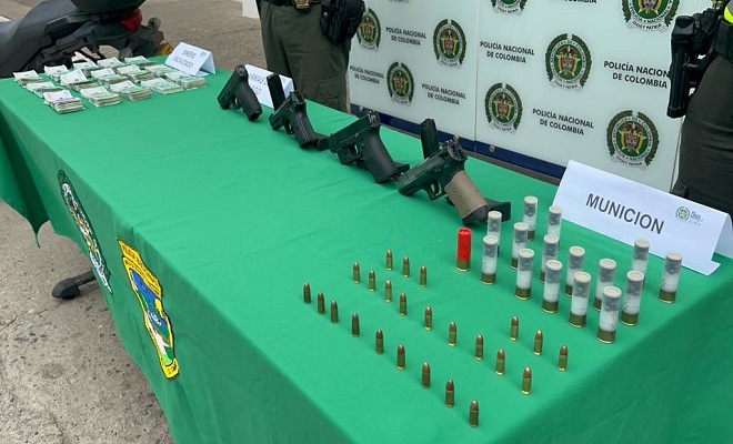 Elementos incautados, munición, armas de fuego y dinero en efectivo.