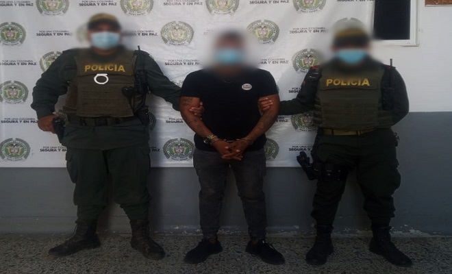 1 persona capturada-policias custodiando