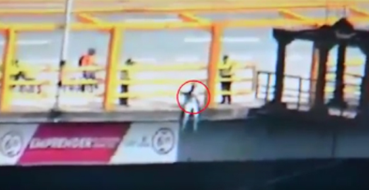 Imagen muestra al ciudadano sentado momentos que iba a lanzarse desde el puente