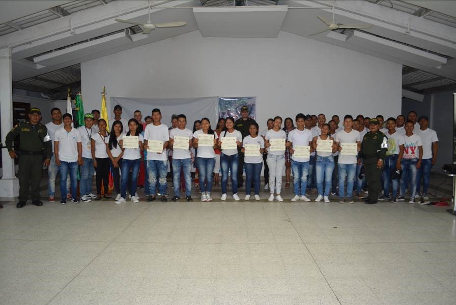 40 adolescentes de varias instituciones educativas 