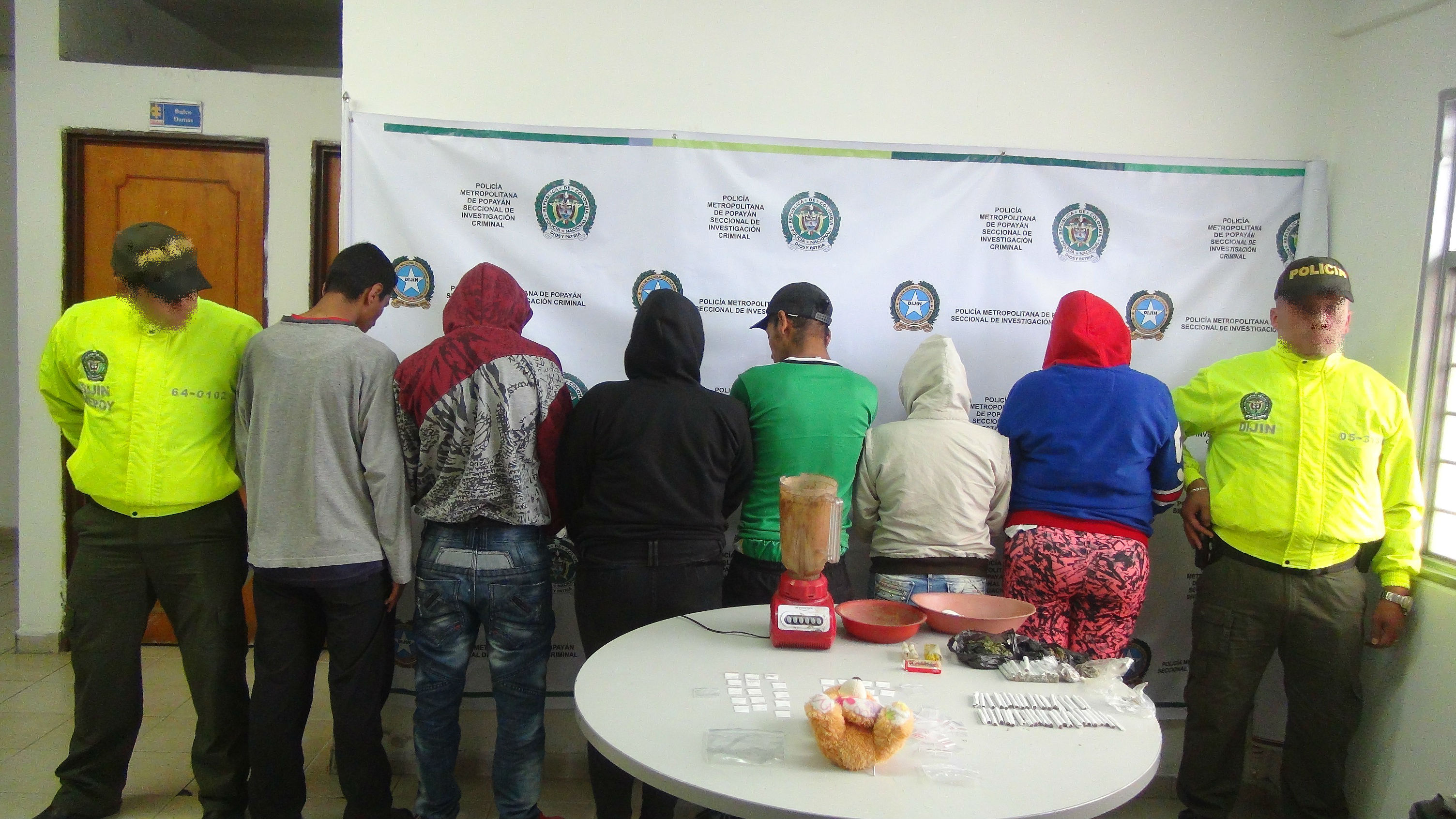Tres hombres y tres mujeres quienes presuntamente se dedicaban a la venta de estupefacientes en pequeñas cantidades