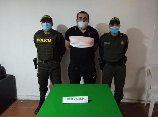 Una persona capturada-policías custodiando 