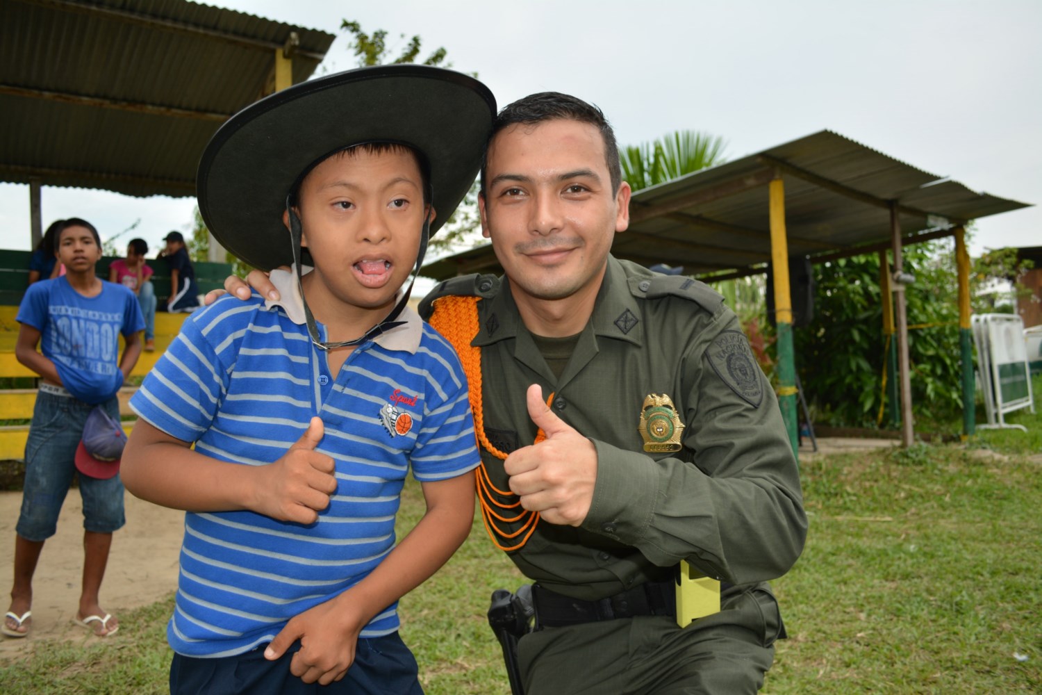 Carabineros de la Policía Nacional en el Amazonas reciben visita de niños del Brasil
