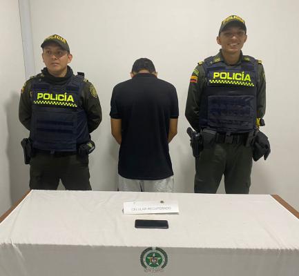 Quien intimida a la víctima con un arma blanca.