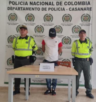 El hombre capturado fue sorprendido portando un arma de fuego tipo escopeta sin documentación legal.