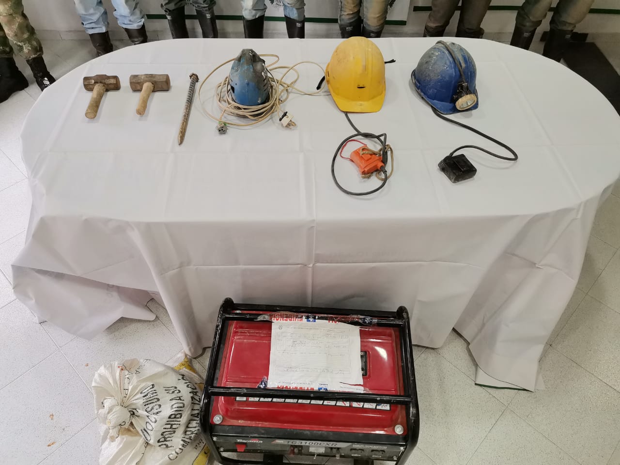 El Departamento de Policía Santander en el marco del Plan Choque “Construyendo Seguridad”, a través del Modelo Nacional de Vigilancia Comunitaria por Cuadrantes, en el desarrollo de actividades de control contra la minería ilegal con apoyo de unidades del Ejército Nacional, dieron un golpe contundente en contra de la minería ilegal, en el sector de la mina conocida como La Perezosita, vereda Angosturas, municipio de California, donde se realizó la captura de 11 personas entre los 21 y 38 años, por el delito