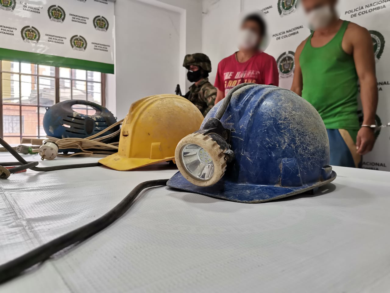 El Departamento de Policía Santander en el marco del Plan Choque “Construyendo Seguridad”, a través del Modelo Nacional de Vigilancia Comunitaria por Cuadrantes, en el desarrollo de actividades de control contra la minería ilegal con apoyo de unidades del Ejército Nacional, dieron un golpe contundente en contra de la minería ilegal, en el sector de la mina conocida como La Perezosita, vereda Angosturas, municipio de California, donde se realizó la captura de 11 personas entre los 21 y 38 años, por el delito