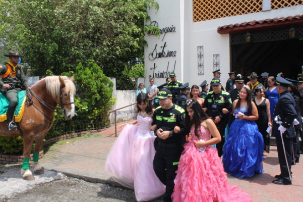 Celebración de 15 años de 20 adolescentes 
