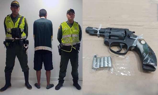 Persona capturada-policías custodiando 