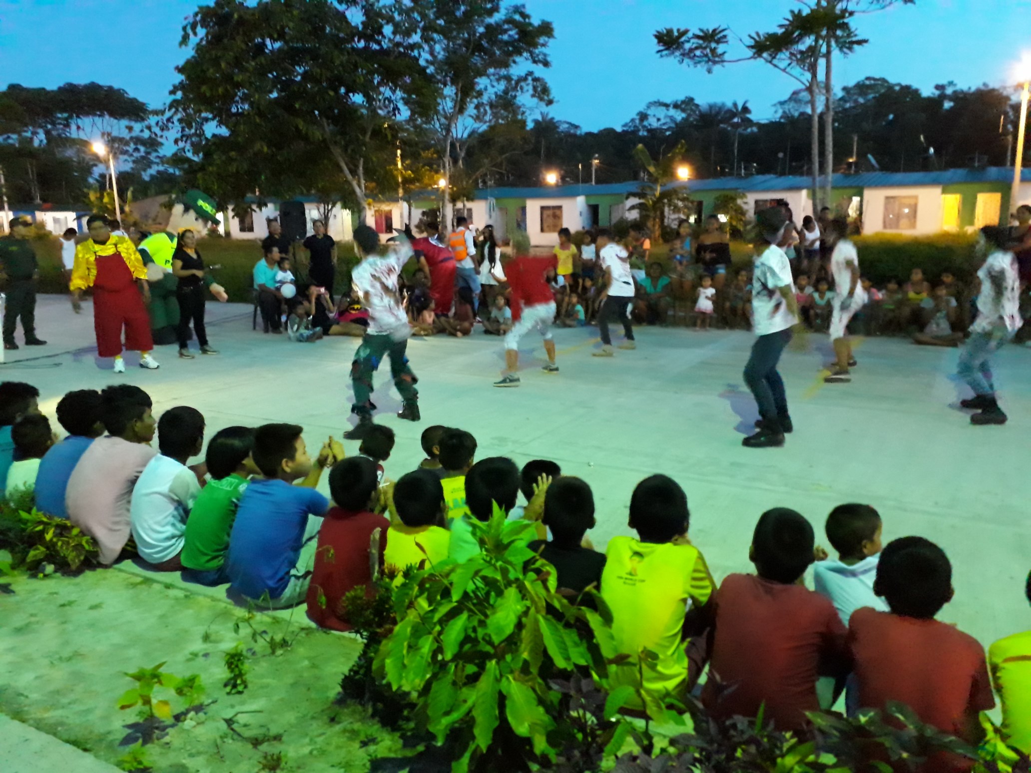 “Super héroes” se toman el barrio Nea Nee Mechi en una tarde dulce 