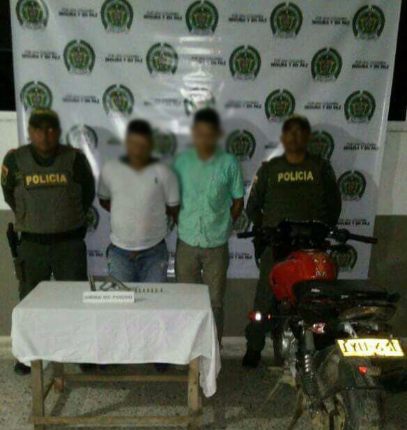 Sujetos transportaban el arma escondida debajo de sillón de la motocicleta