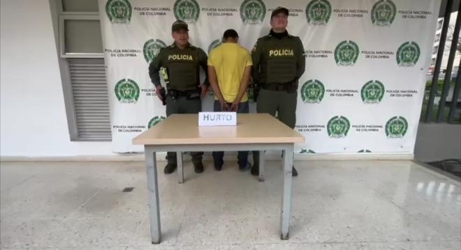 Persona capturada-policías custodiando