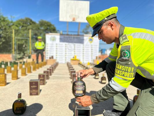 Policía incautando licor adulterado