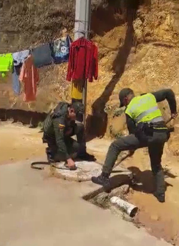 Valeroso-rescate-de-mascota-atrapada-en-alcantarilla