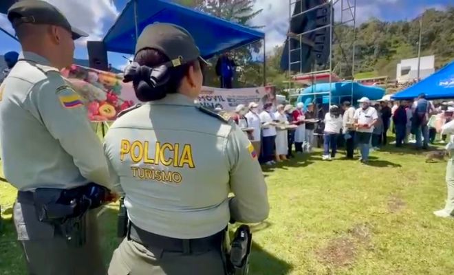 La Policía Nacional en Pasto garantiza seguridad en la primera feria agroalimentaria mercado móvil campesino