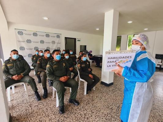 policías recibiendo charlas
