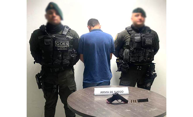 Se le halló en su poder una pistola con 03 cartuchos para la misma.