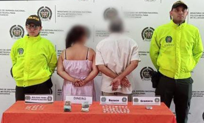 Dos viviendas fueron objeto de registro y allanamiento por parte de uniformados de la SIJIN, donde capturaron a dos personas y aprehendieron a un adolescente con más de 70 dosis de bazuco y elementos para dosificar drogas ilícitas.