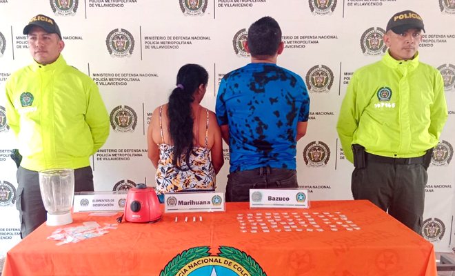 Un hombre y una mujer fueron capturados al ser sorprendidos con varias dosis de estupefacientes. 