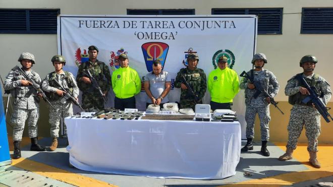 Persona capturada-policías custodiando