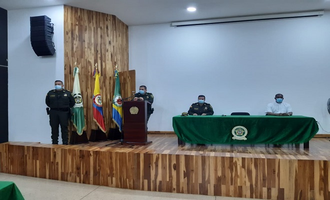 Ceremonia de juramento de bandera de auxiliares de policía
