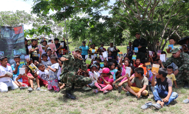 Policías reunidos con las comunidad