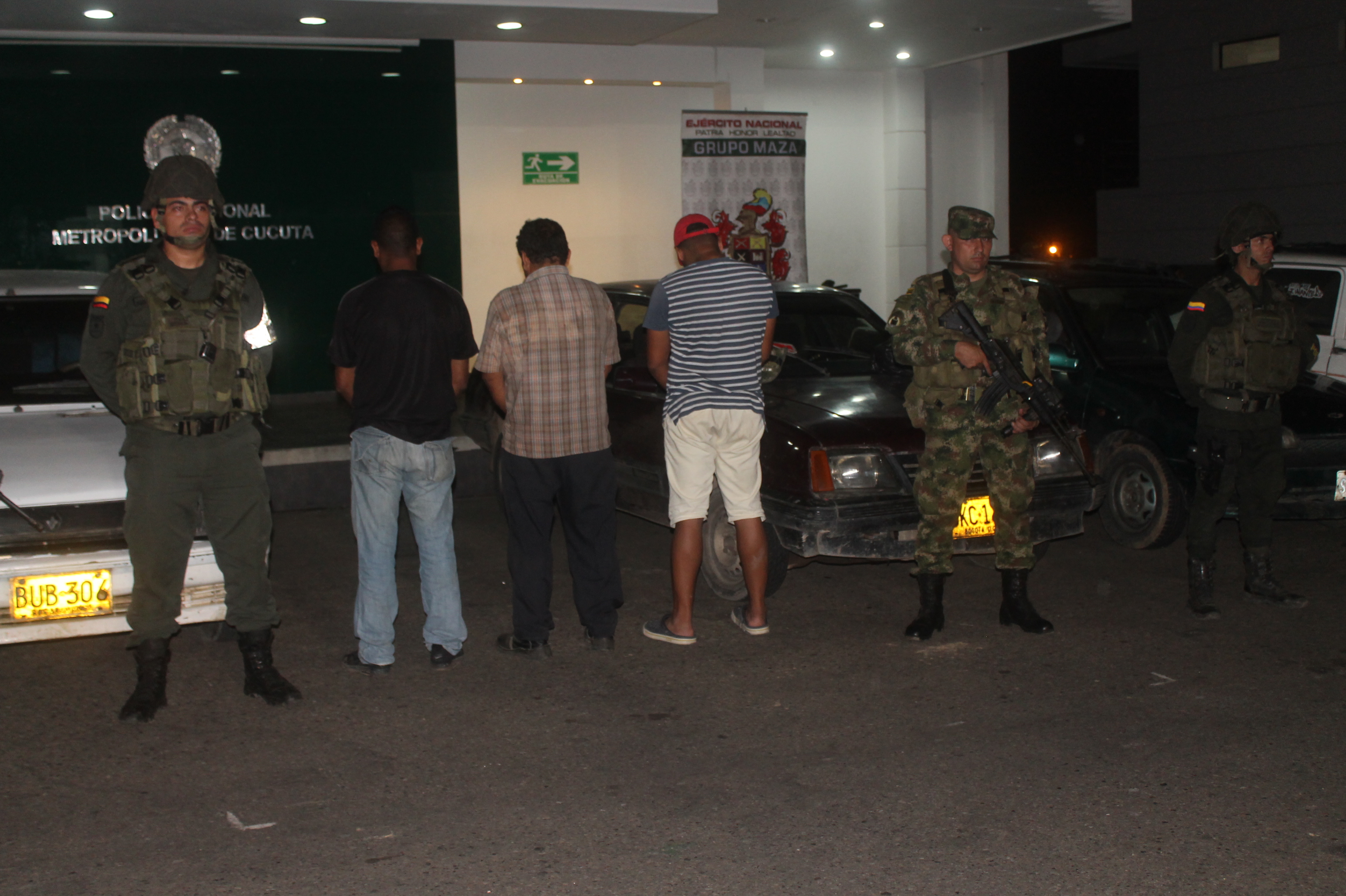 Imagen tres personas capturadas por el delito de contrabando de hidrocarburos.