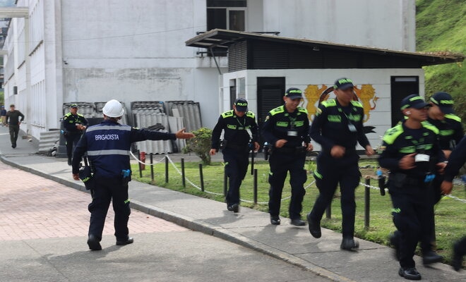 Evacuación ordena de los estudiantes en la Escuela de carabineros Alejandro Gutiérrez