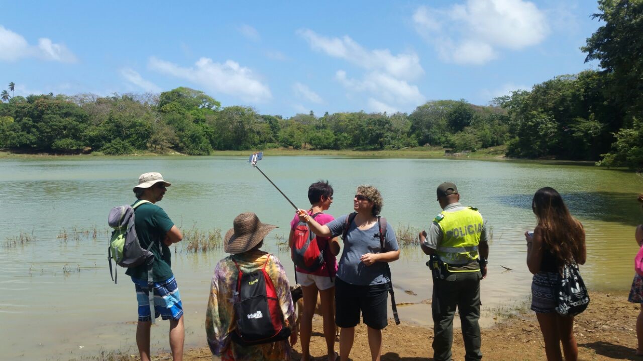 Policía Nacional y Coralina trabajando por la conservación de las fuentes hídricas.