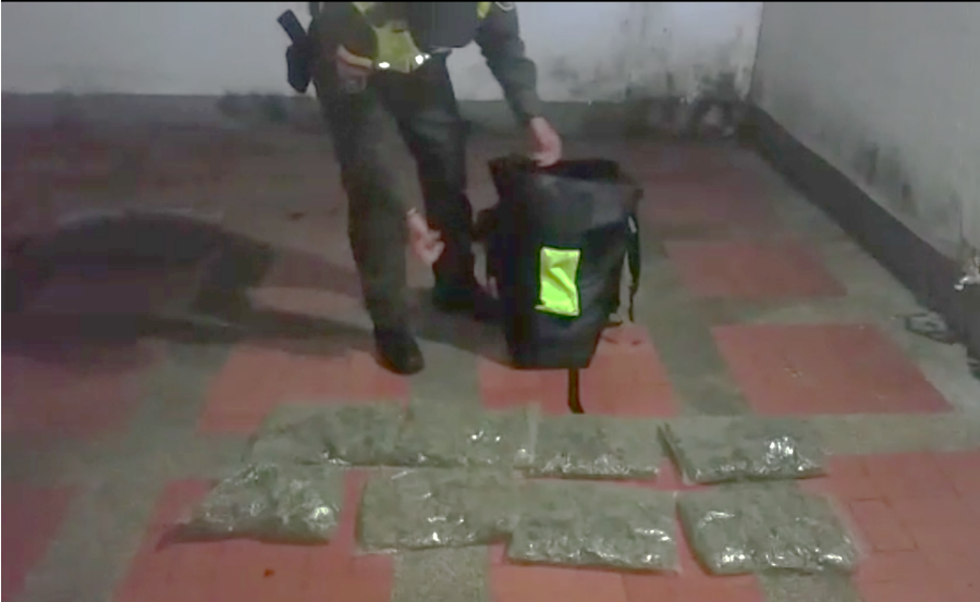 bolso-con-16-paquetes-de-marihuana