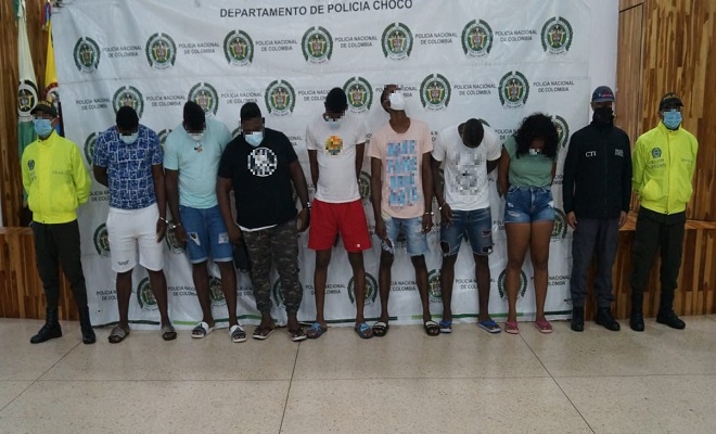 9 personas capturadas-policías custodiando 