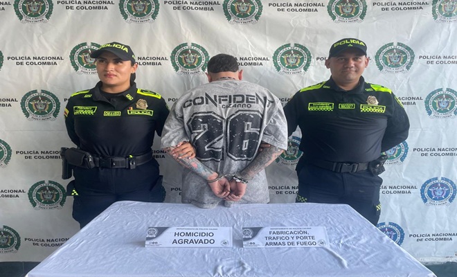 Polic&iacute;as con persona capturada en backing institucional 