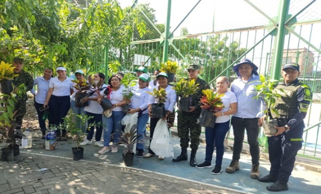 Uniformados embelleciendo parque del barrio Villa Roció