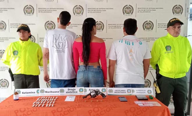 Mediante cuatro diligencias de registro y allanamiento fueron incautadas un arma de fuego, celulares y cerca de doscientas dosis de sustancias alucinógenas, así como varios elementos para su dosificación.