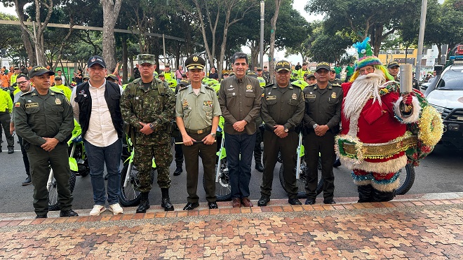 Autoridades y Policía en lanzamiento plan navidad familias felices