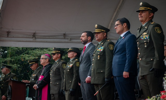 Autoridades de Bogotá liderando ceremonia de ascenso en el parque Simón Bolívar