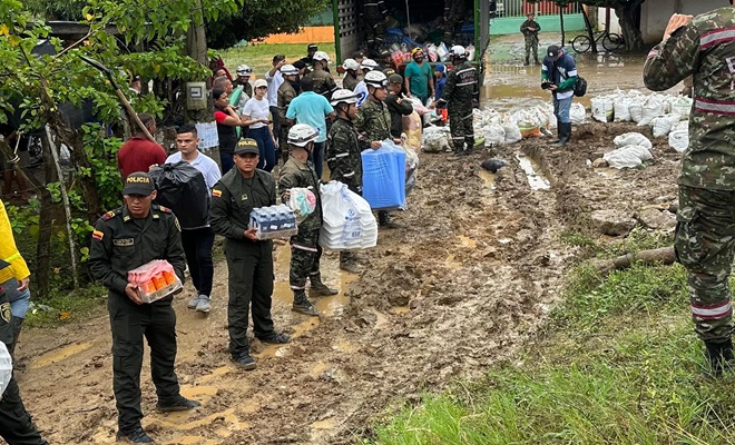Policías realizando acciones solidarias en el corregimiento de Sabana Nueva