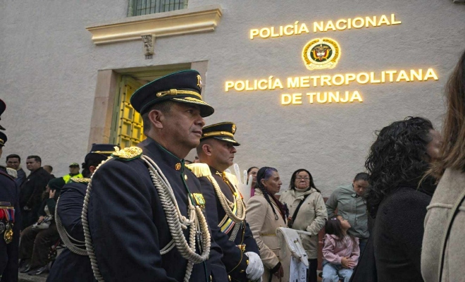 Comandante Polic&iacute;a frente a las instalaciones de la Metropolitana