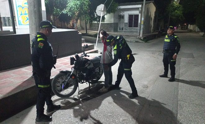 Policias realizando un registro a personas 