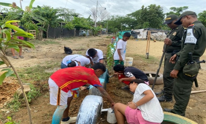 Policía Comunitaria sembrando árboles en un sector del barrio Mocarí.