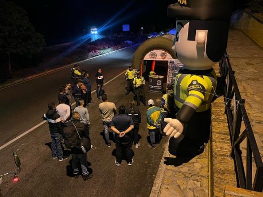 En las horas nocturnas la policía entrega recomendaciones para evitar los siniestros viales