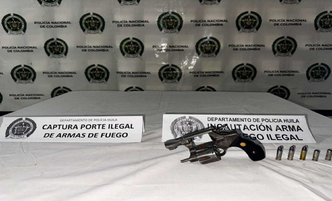 Arma de fueg tipo revólver con munición a los lados para la misma