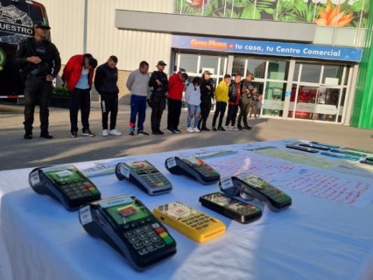 Durante la diligencia de registro y allanamiento en la localidad de Bosa, les fueron  halladas una granada de fragmentación, panfletos alusivos a ‘Los Satanás’, comprobantes  de consignaciones que serían producto de las extorsiones y el celular donde se  encontraba la cuenta de plataforma digital donde recaudaban el dinero. 