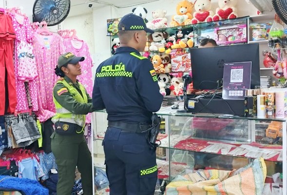 En el barrio Centro, uniformados sensibilizaron a comerciantes y residentes con recomendaciones clave de autoprotección y líneas de denuncia para contrarrestar la delincuencia.